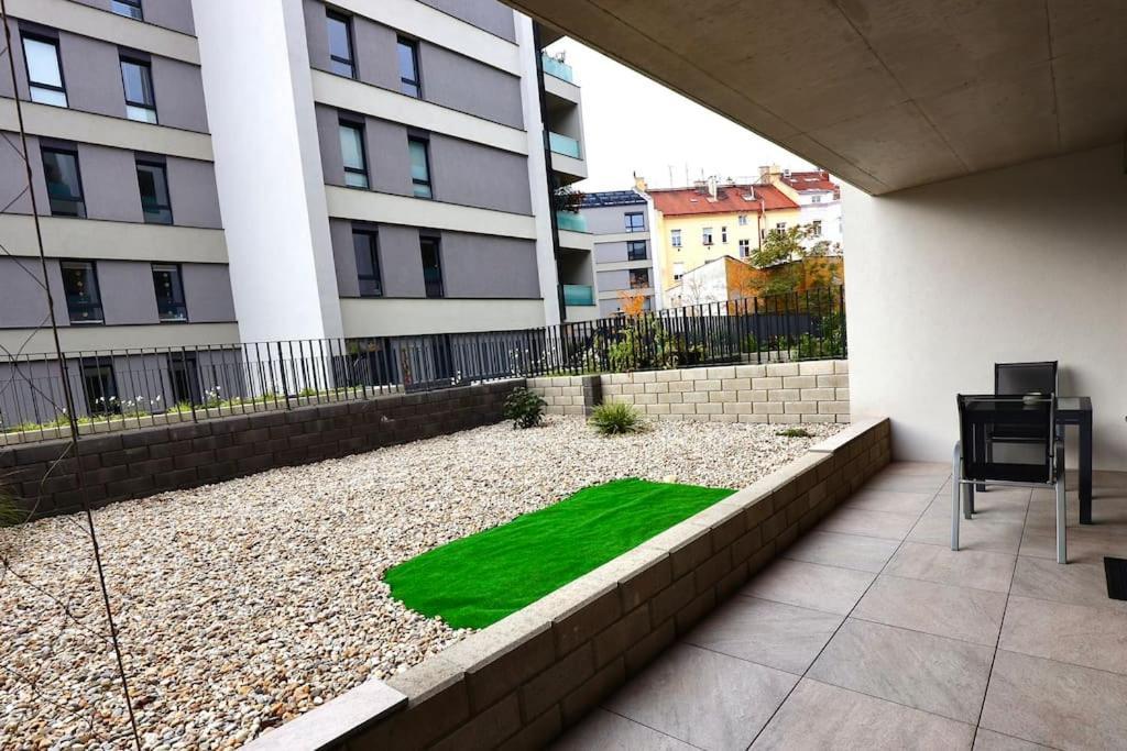 פראג Modern Apartment • Garden • Near The City Center מראה חיצוני תמונה
